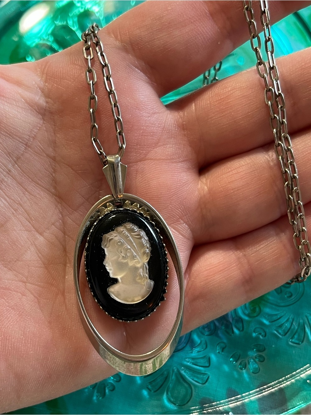 Vintage Frosted Glass Cameo Silver Tone Metal Costume Jewelry Pendant Necklace
